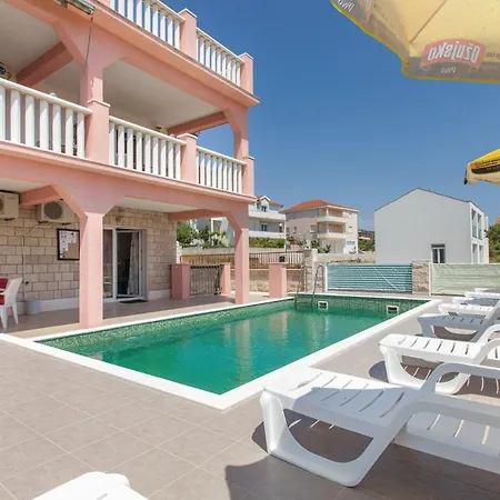 5 Bedroom Lovely In *