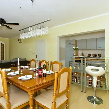 5 Bedroom Lovely In