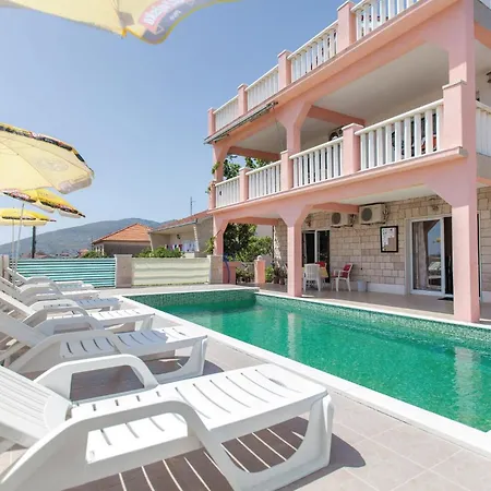 5 Bedroom Lovely In Holiday home *